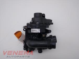 Gebruikte Thermostaathuis Volkswagen Golf VI (5K1) 2.0 GTI 16V Prijs € 54,99 Margeregeling aangeboden door Venema Autoparts