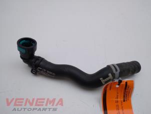 Gebruikte Koelwaterslang Ford Fiesta 6 (JA8) 1.0 EcoBoost 12V 100 Prijs € 9,99 Margeregeling aangeboden door Venema Autoparts