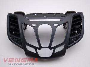 Gebruikte Luchtrooster Dashboard Ford Fiesta 6 (JA8) 1.0 EcoBoost 12V 100 Prijs € 49,99 Margeregeling aangeboden door Venema Autoparts