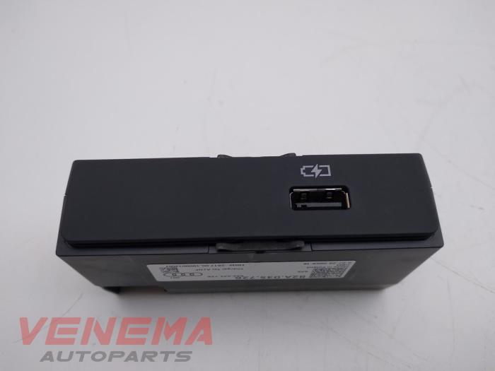 Gebruikte AUX/USB aansluiting Audi A1 Sportback (GBA) 1.0 25 TFSI 12V Prijs € 14,99 Margeregeling aangeboden door Venema Autoparts