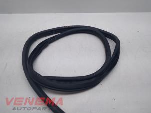 Gebruikte Portierbeschermer 4deurs links-achter Ford Kuga I 2.0 TDCi 16V 140 Prijs € 14,99 Margeregeling aangeboden door Venema Autoparts