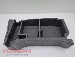 Gebruikte Bekleding bagageruimte Ford Kuga I 2.0 TDCi 16V 140 Prijs € 19,99 Margeregeling aangeboden door Venema Autoparts