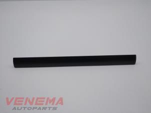 Gebruikte Dashboard sierlijst Ford Kuga I 2.0 TDCi 16V 140 Prijs € 14,99 Margeregeling aangeboden door Venema Autoparts