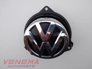 Gebruikte Handgreep Achterklep Volkswagen Golf VII (AUA) 1.6 TDI BlueMotion 16V Prijs € 39,99 Margeregeling aangeboden door Venema Autoparts