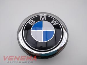 Gebruikte Achterklep Handgreep BMW 1 serie (F20) 116i 1.6 16V Prijs € 29,99 Margeregeling aangeboden door Venema Autoparts