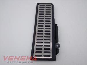 Gebruikte Voetsteun Volkswagen Golf VI Cabrio (1K) 2.0 TDI 16V Prijs € 19,99 Margeregeling aangeboden door Venema Autoparts