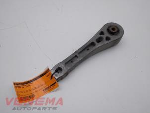 Gebruikte Versnellingsbak Steun Volkswagen Golf VI Cabrio (1K) 2.0 TDI 16V Prijs € 9,99 Margeregeling aangeboden door Venema Autoparts