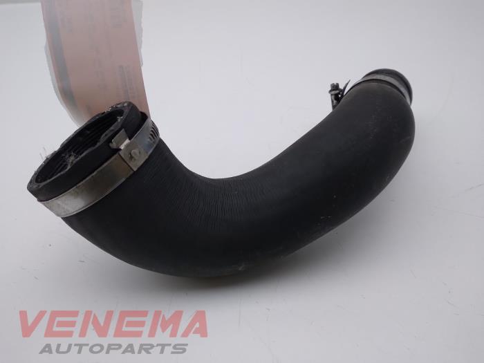 Intercooler Slang van een Ford Transit 2.0 TDCi 16V Eco Blue 130 2019