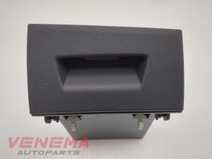 Gebruikte Opbergvak BMW 1 serie (F20) 116i 1.5 12V Prijs € 24,99 Margeregeling aangeboden door Venema Autoparts