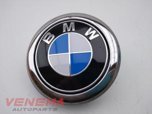 Gebruikte Achterklep Handgreep BMW 1 serie (F21) 118i 1.5 TwinPower 12V Prijs € 29,99 Margeregeling aangeboden door Venema Autoparts