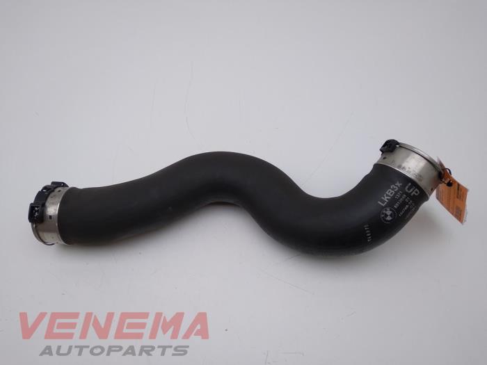 Gebruikte Intercooler Slang BMW 1 serie (F21) 118i 1.5 TwinPower 12V Prijs € 29,99 Margeregeling aangeboden door Venema Autoparts