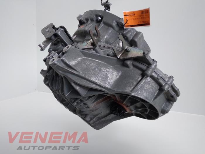 Versnellingsbak van een Mercedes-Benz A (W176) 1.6 A-180 16V 2014