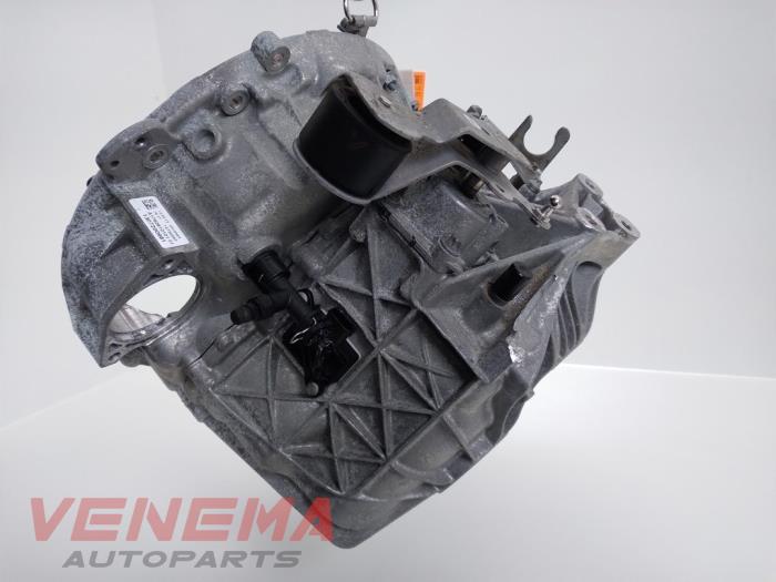 Versnellingsbak van een Mercedes-Benz A (W176) 1.6 A-180 16V 2014