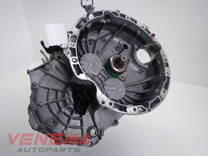 Versnellingsbak van een Mercedes-Benz A (W176) 1.6 A-180 16V 2014