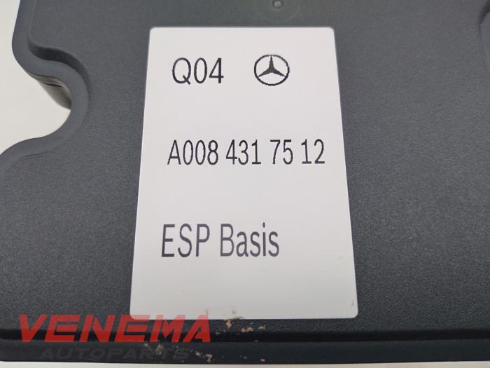 ABS Pomp van een Mercedes-Benz A (W176) 1.6 A-180 16V 2014