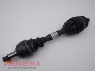 Gebruikte Aandrijfas links-voor Mercedes A (W176) 1.6 A-180 16V Prijs € 174,99 Margeregeling aangeboden door Venema Autoparts