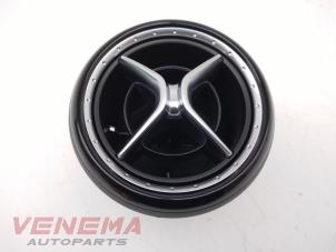 Gebruikte Luchtrooster Dashboard Mercedes A (W176) 1.6 A-180 16V Prijs € 24,99 Margeregeling aangeboden door Venema Autoparts