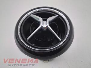 Gebruikte Luchtrooster Dashboard Mercedes A (W176) 1.6 A-180 16V Prijs € 24,99 Margeregeling aangeboden door Venema Autoparts