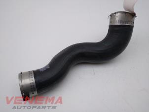 Gebruikte Intercooler Slang Mercedes A (W176) 1.6 A-180 16V Prijs € 19,99 Margeregeling aangeboden door Venema Autoparts