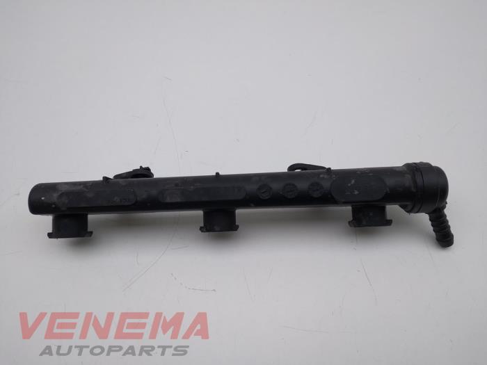 Gebruikte Injector brug Volkswagen Polo V (6R) 1.0 12V BlueMotion Technology Prijs € 14,99 Margeregeling aangeboden door Venema Autoparts