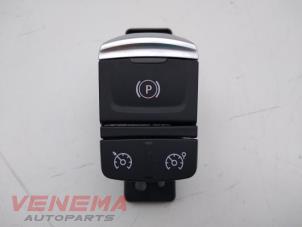 Gebruikte Schakelaar handrem Renault Megane IV (RFBB) 1.3 TCe 115 16V Prijs € 34,99 Margeregeling aangeboden door Venema Autoparts