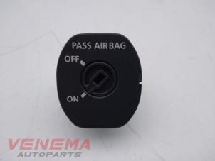 Gebruikte Airbag schakelaar Landrover Discovery III (LAA/TAA) 2.7 TD V6 Prijs € 14,99 Margeregeling aangeboden door Venema Autoparts