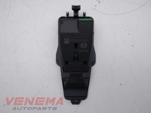 Gebruikte ACC Sensor (afstand) Mazda CX-5 (KE,GH) 2.2 Skyactiv D 16V 4WD Prijs € 39,99 Margeregeling aangeboden door Venema Autoparts