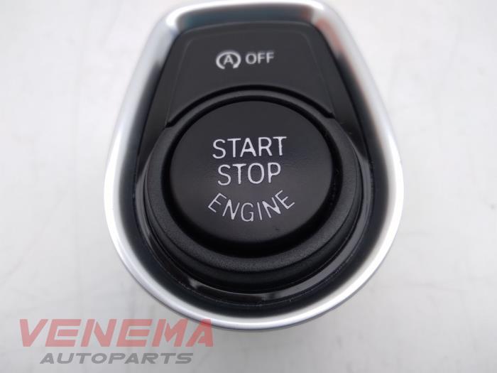 Start/Stop schakelaar van een BMW 3 serie Touring (F31) 320d 2.0 16V 2015