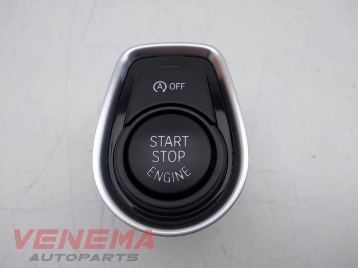 Start/Stop schakelaar van een BMW 3 serie Touring (F31) 320d 2.0 16V 2015