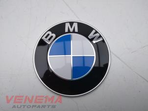 Gebruikte Embleem BMW 3 serie Touring (F31) 320d 2.0 16V Prijs € 14,99 Margeregeling aangeboden door Venema Autoparts
