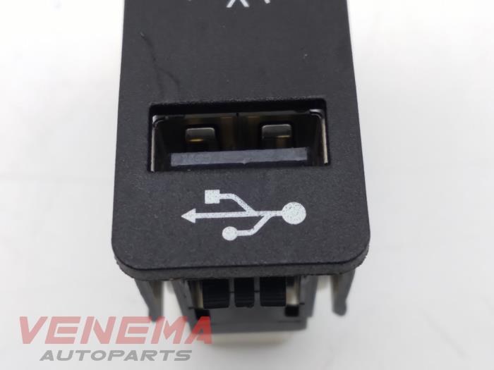 AUX/USB aansluiting van een BMW 1 serie (F20) 116d 1.5 12V TwinPower 2018