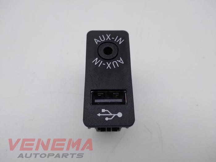 AUX/USB aansluiting van een BMW 1 serie (F20) 116d 1.5 12V TwinPower 2018