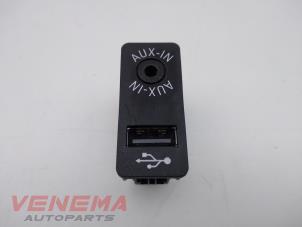 Gebruikte AUX/USB aansluiting BMW 1 serie (F20) 116d 1.5 12V TwinPower Prijs € 14,99 Margeregeling aangeboden door Venema Autoparts