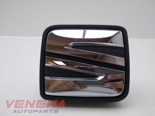 Gebruikte Achterklep Handgreep Seat Leon ST (5FF) 1.4 TSI EcoFuel 16V Prijs € 39,99 Margeregeling aangeboden door Venema Autoparts