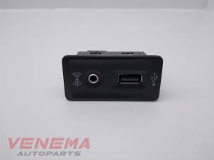Gebruikte AUX/USB aansluiting Seat Leon ST (5FF) 1.4 TSI EcoFuel 16V Prijs € 14,99 Margeregeling aangeboden door Venema Autoparts