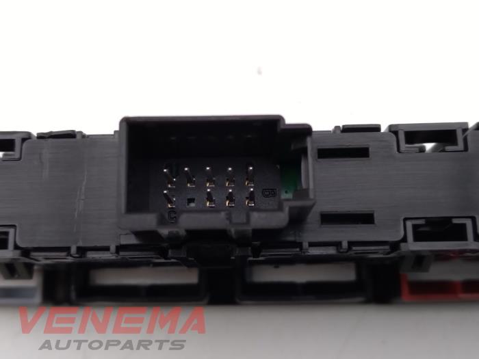 Schakelaar van een Skoda Fabia III Combi (NJ5) 1.2 TSI 16V Greentech 2015
