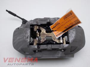 Gebruikte Remklauw (Tang) links-voor Mercedes E Estate (S213) E-300de 2.0 Turbo 16V Prijs € 59,99 Margeregeling aangeboden door Venema Autoparts