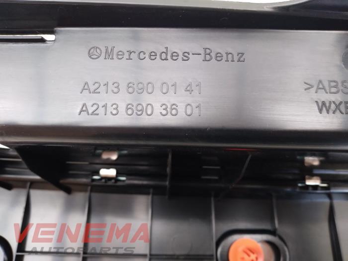 Afdekking slotvanger achter van een Mercedes-Benz E Estate (S213) E-300de 2.0 Turbo 16V 2020