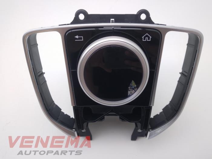 Gebruikte Bediening boordcomputer Mercedes E Estate (S213) E-300de 2.0 Turbo 16V Prijs € 109,99 Margeregeling aangeboden door Venema Autoparts