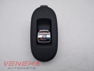 Gebruikte Raam schakelaar elektrisch Mini Mini (F55) 1.5 12V Cooper Prijs € 9,99 Margeregeling aangeboden door Venema Autoparts