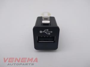 Gebruikte AUX/USB aansluiting BMW Z4 Roadster (E89) sDrive 18i 2.0 16V Prijs € 9,99 Margeregeling aangeboden door Venema Autoparts