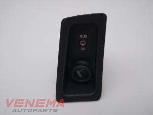 Gebruikte AUX/USB aansluiting BMW 1 serie (E81) 116i 1.6 16V Prijs € 14,99 Margeregeling aangeboden door Venema Autoparts