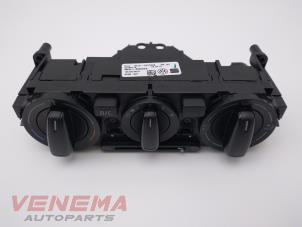 Gebruikte Kachel Bedieningspaneel Volkswagen Up! (121) 1.0 12V 75 Prijs € 14,99 Margeregeling aangeboden door Venema Autoparts