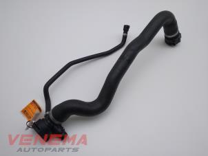 Gebruikte Radiateurslang BMW X3 (F25) xDrive20d 16V Prijs € 29,99 Margeregeling aangeboden door Venema Autoparts