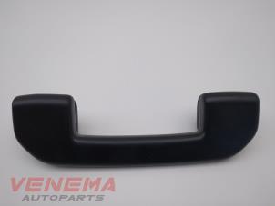 Gebruikte Handgreep Peugeot 208 II (UB/UH/UP) 1.2 Vti 12V PureTech 75 Prijs € 19,99 Margeregeling aangeboden door Venema Autoparts