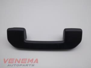 Gebruikte Handgreep Peugeot 208 II (UB/UH/UP) 1.2 Vti 12V PureTech 75 Prijs € 19,99 Margeregeling aangeboden door Venema Autoparts