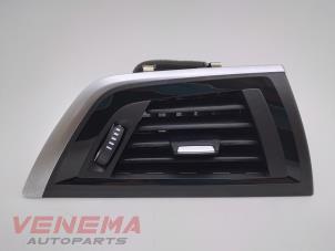 Gebruikte Luchtrooster Dashboard BMW 1 serie (F20) 118i 1.5 TwinPower 12V Prijs € 18,99 Margeregeling aangeboden door Venema Autoparts