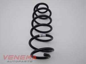 Gebruikte Schroefveer achter Ford Fiesta 7 1.0 EcoBoost 12V 100 Prijs € 9,99 Margeregeling aangeboden door Venema Autoparts