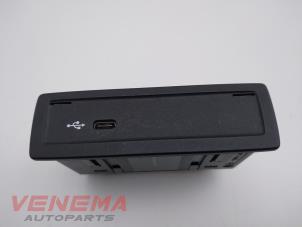 Gebruikte AUX/USB aansluiting Mercedes A (177.0) 1.5 A-180d Prijs € 19,99 Margeregeling aangeboden door Venema Autoparts