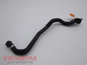 Gebruikte Radiateurslang Mercedes A (177.0) 1.5 A-180d Prijs € 24,99 Margeregeling aangeboden door Venema Autoparts